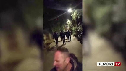 PROTESTUESIT GJEJNË TË FSHEHURA NË KIOSKË DY DEPUTETET E PS: LERINI SE JANË GRA