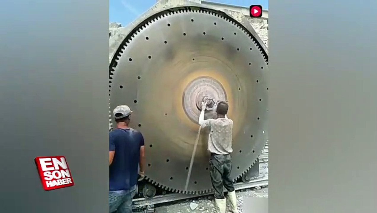 İnşaat işçilerinin kullandığı ilginç esnek balyoz