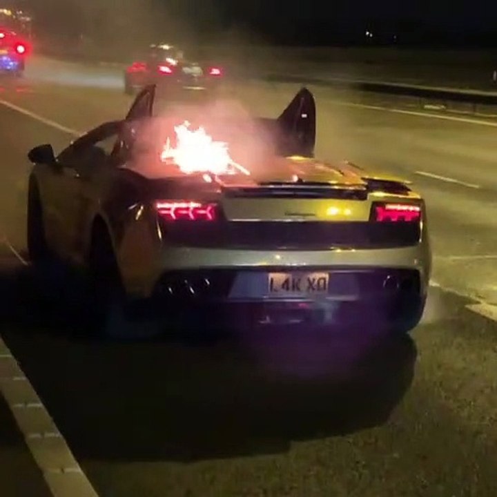 Une Lamborghini de 160 000 $ prend feu sur une autoroute en Angleterre