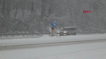 Bolu Dağı'nda Kar Yağışı Ulaşımı Etkiledi