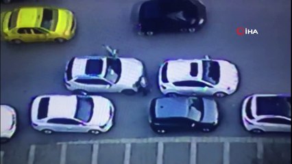 Güpegündüz otomobilden cep telefonu çalan hırsız kamerada