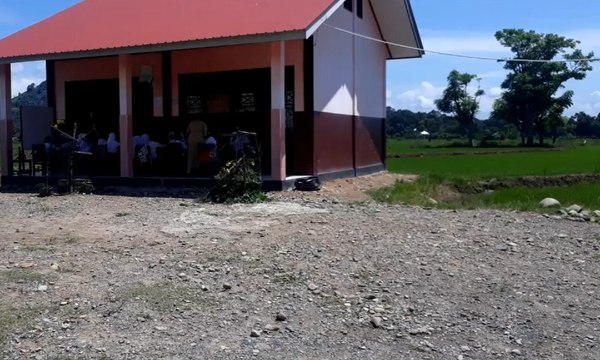 Kekurangan Ruang Kelas, Siswa Belajar di Teras Sekolah