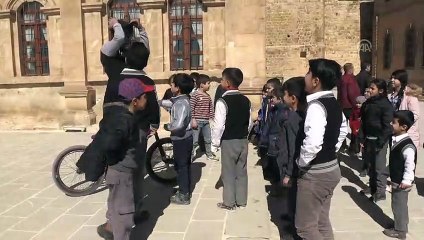 Suriyeli İbrahim, bisiklet tutkusunu Mardin sokaklarında sürdürüyor