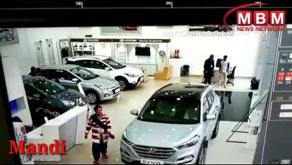 Elle démarre une voiture dans le magasin Hyundai et se plante dans le parking !