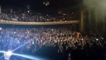 Des milliers de spectateurs chantent Queen pendant le changement de scène entre 2 artistes