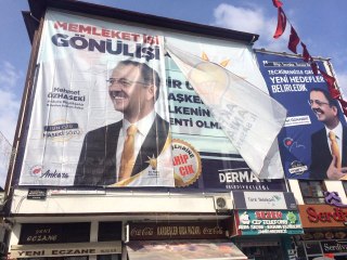 Mansur Yavaş, Özhaseki'nin Afişlerinin Kendi Afişinin Üzerine Asılmasını Kabul Etti