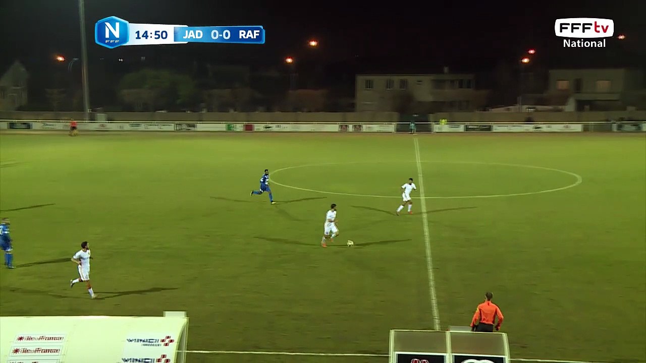 Coup franc très mal tiré et directement dégagé par la défense de Drancy.