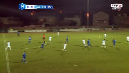 La frappe de BANDO est contrée et captée par le gardien de Rodez.