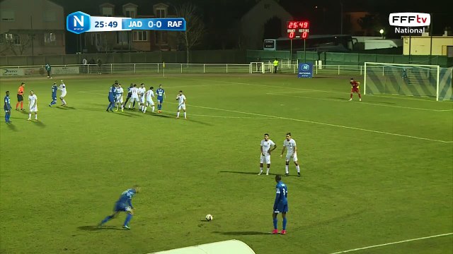 Coup franc très bien tiré mais y'a une position de hors jeu.