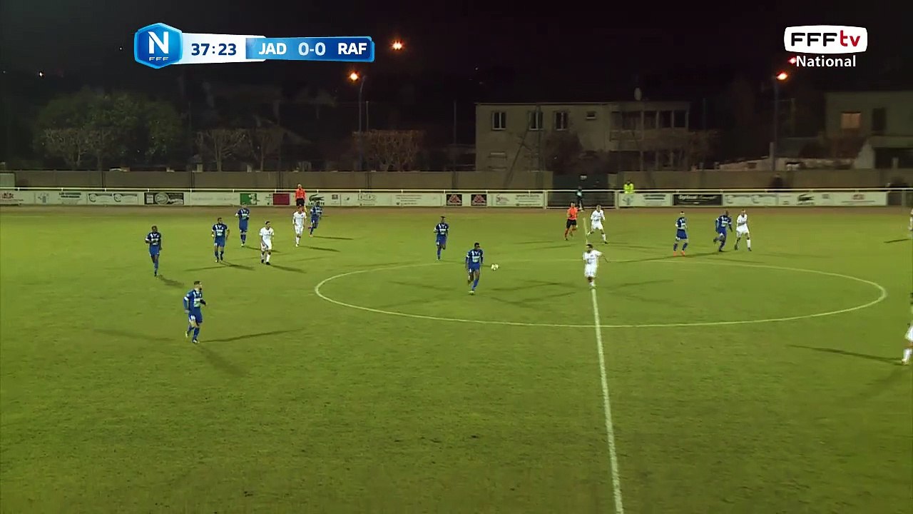 Très belle frappe mais directement dans les bras de DESMAS.