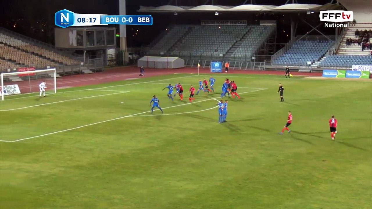 Coup franc dégagé par la tête par la défense