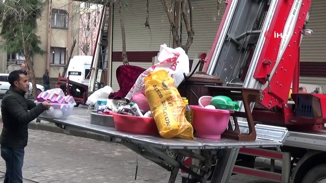 Yıkılma tehlikesi olan bina, dört bir yandan boşaltılıyor