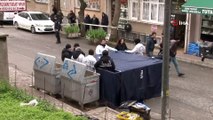 Kadıköy’de çöp konteynerinde halıya sarılı halde bulunan iki bacağın bir erkeğe ait olduğu belirlendi. Olayla ilgili bir kişi gözaltına alındı. Zanlının Asayiş Şube Müdürlüğü'ne götürüldüğü öğrenildi.