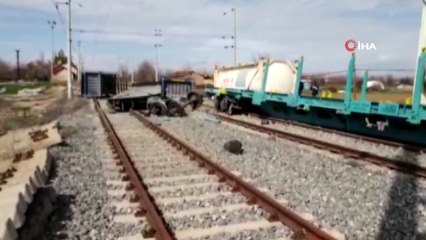 Raydan çıkan vagonlar yük trenine çarptı