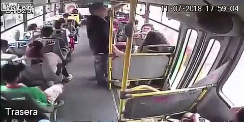 La vidéo d'une collision filmée de l'intérieur du bus...