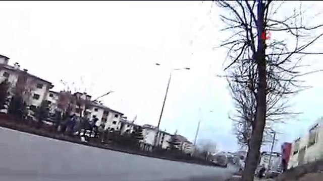 Tehlikeye aldırış etmediler, demir korkuluklardan böyle atladılar