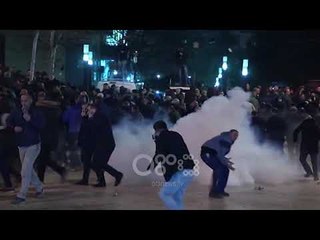 Ora News - Çanë kordonin e policisë para Parlamentit, procedohen 8 persona, 12 janë në kërkim