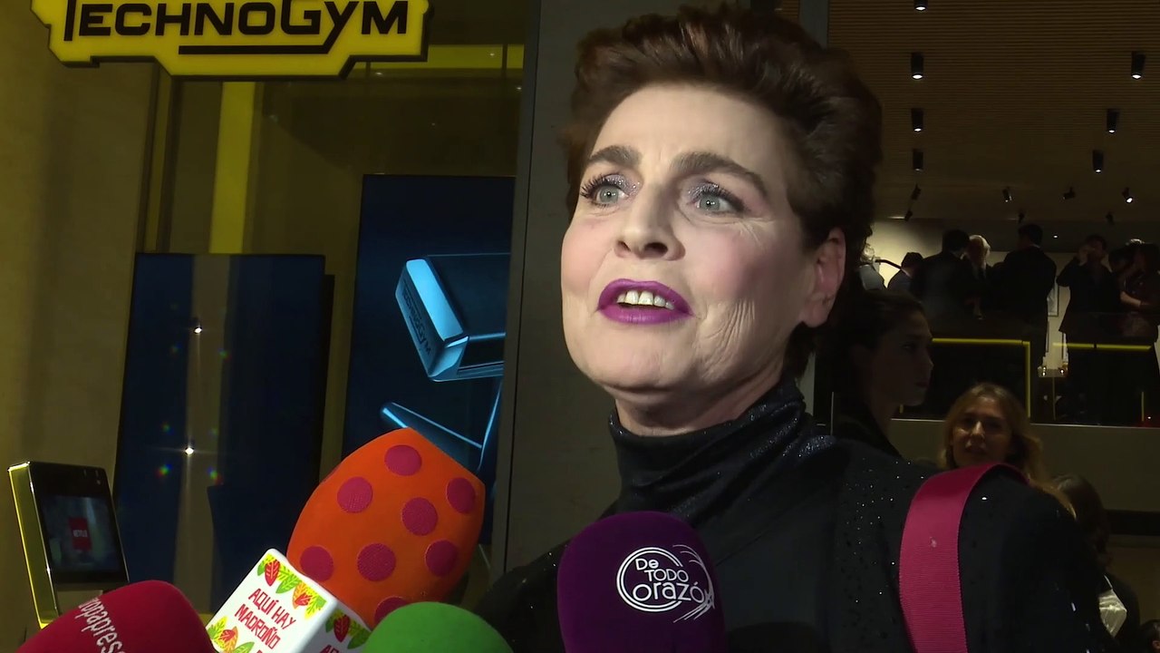 Antonia Dell'Atte da una de cal y otra de arena a Carmen Lomana