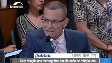 Contarato faz discurso na Comissão de Educação