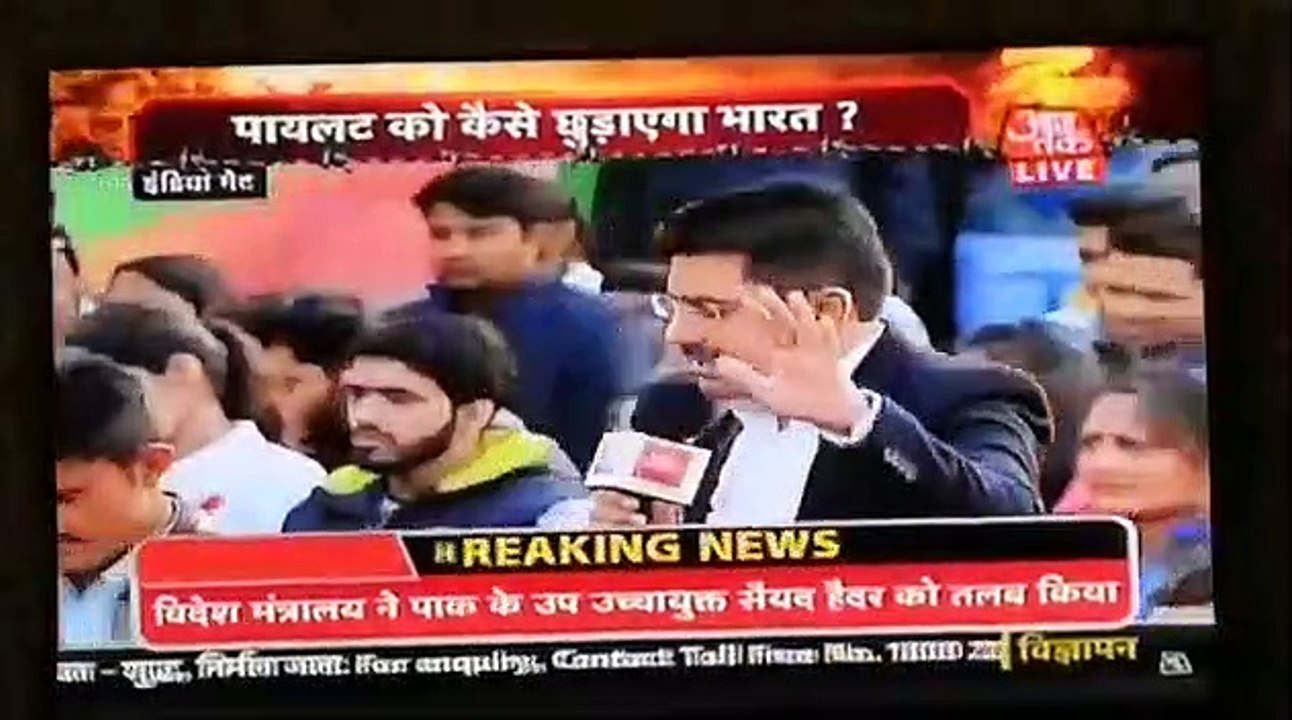300 Terrorist main se kisi aik terrorist ki photo to dikhaa ain - Indian Anchor