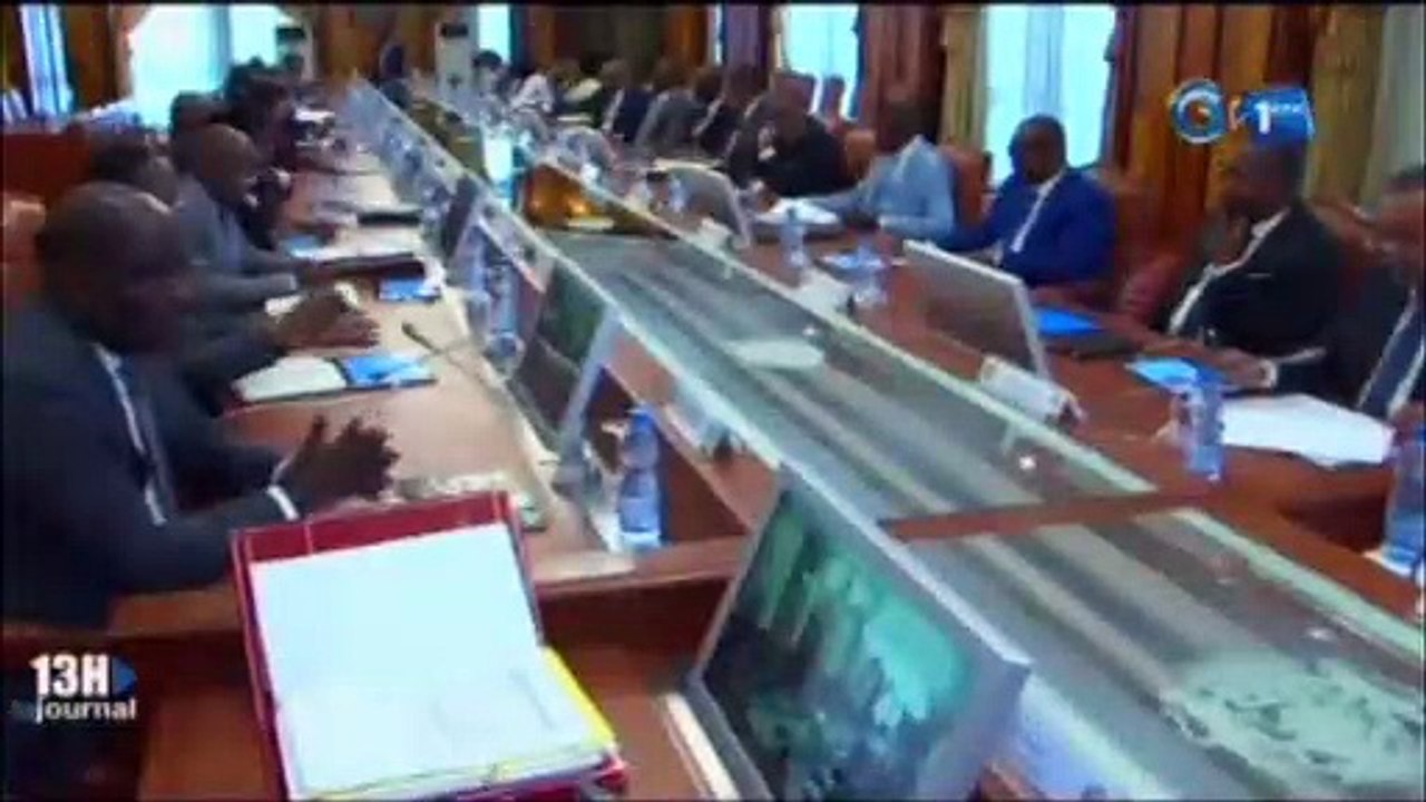 RTG/Le chef de l’Etat Ali Bongo Ondimba a présidé le premier conseil des ministres du nouveau gouvernement