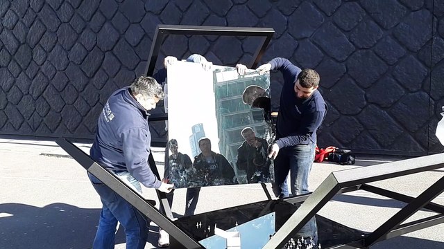 Installation de la sculpture Équilibre 2 devant l'entrée de la foire d'art contemporain, Art Up.