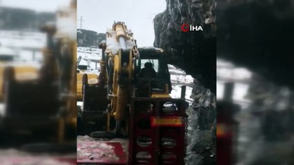 Tır tek şeritli yolu kapattı, araçlar ilçeye giremedi