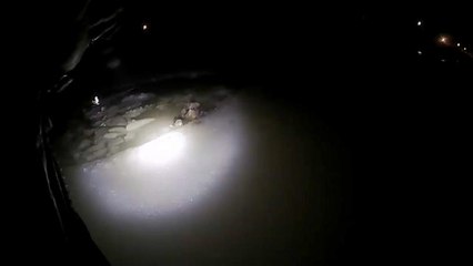 Buz tutan kanalda mahsur kalan köpek polis tarafından kurtarıldı