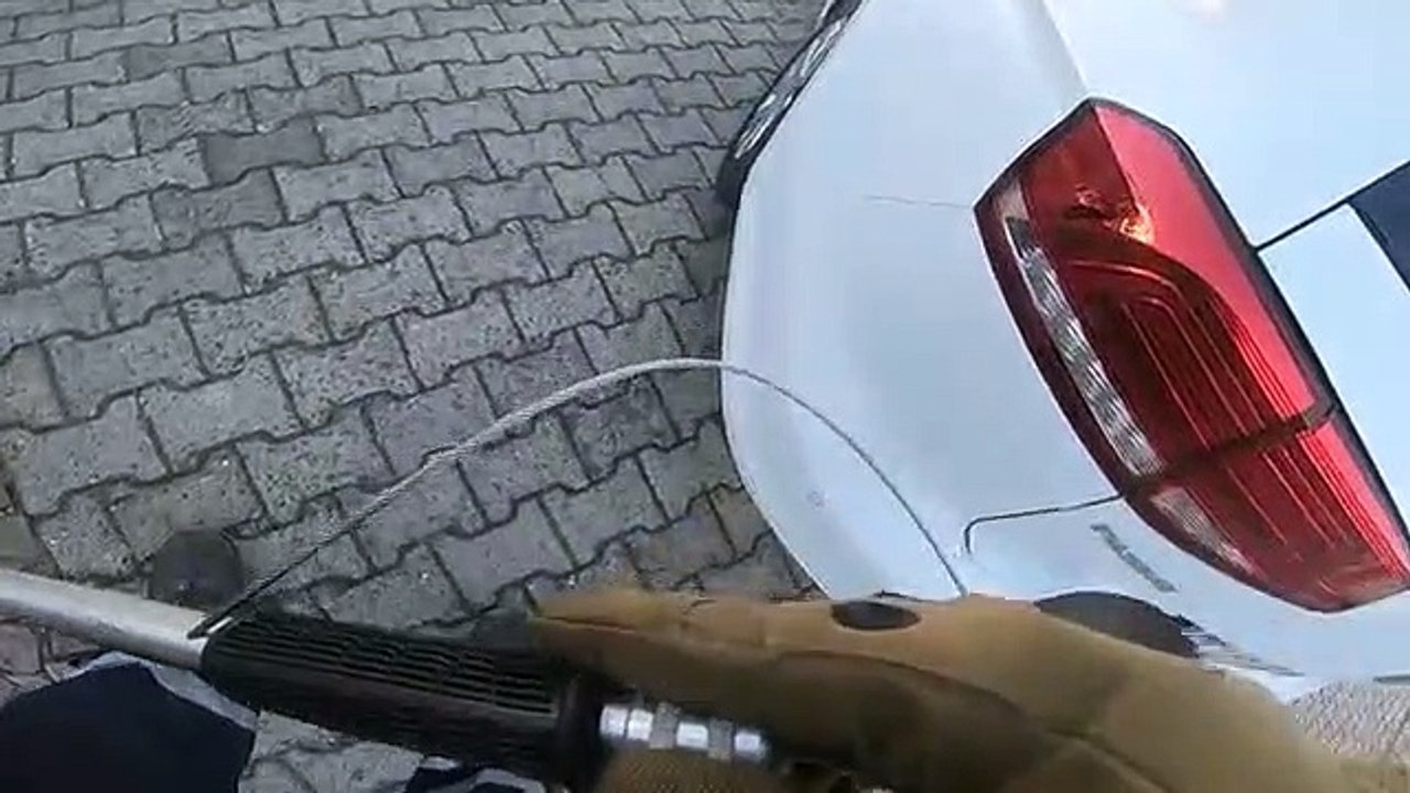 Sauvetage d'un rat coincé dans une plaque d'égout