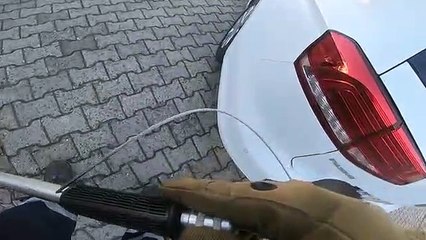 Sauvetage d'un rat coincé dans une plaque d'égout