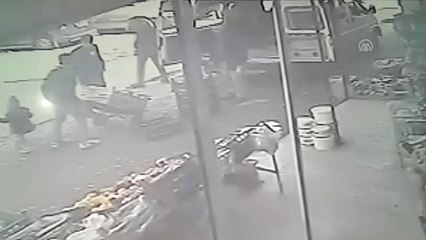 Çocuğu Otomobilin Altında Kalmaktan Son Anda Kurtardı