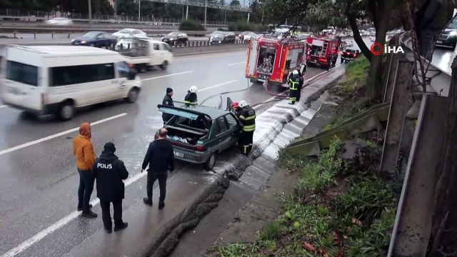 Seyir halinde alev alan otomobil kullanılamaz hale geldi
