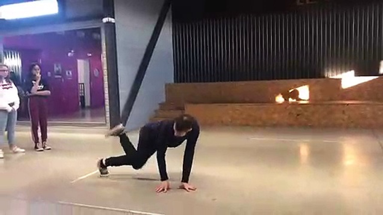 Battle de breakdance entre le prof Laurent Pellegrin et ses élèves au Mans