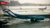 Rusya'da bir uçak, buz tutan pistte dönerek dışarı savruldu