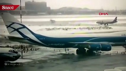 Rusya'da bir uçak, buz tutan pistte dönerek dışarı savruldu