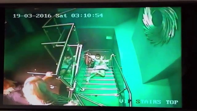 Voici la chute la plus classe de l'année dans les escaliers...