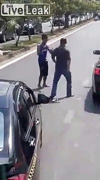 Quand 2 conducteurs se mettent à faire du Kung fu sur l'autoroute... Road rage bizarre