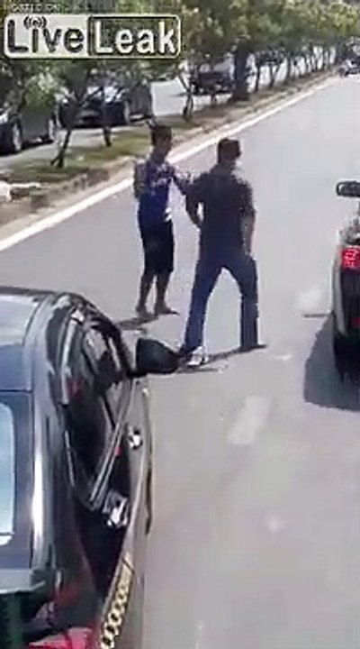 Quand 2 conducteurs se mettent à faire du Kung fu sur l'autoroute... Road rage bizarre