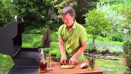 Griller des asperges et des champignons