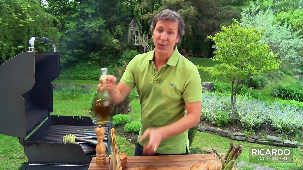 Grilling asparagus and mushrooms