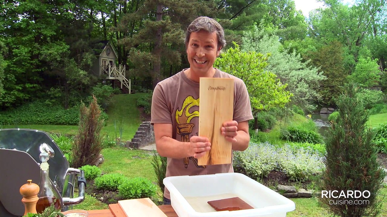 Griller sur une planche de bois