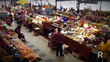 Marché de Fort-de-France : épices pour la sauce chien