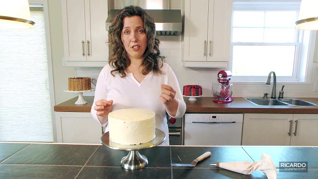 Decorating a cake: how to write with icing