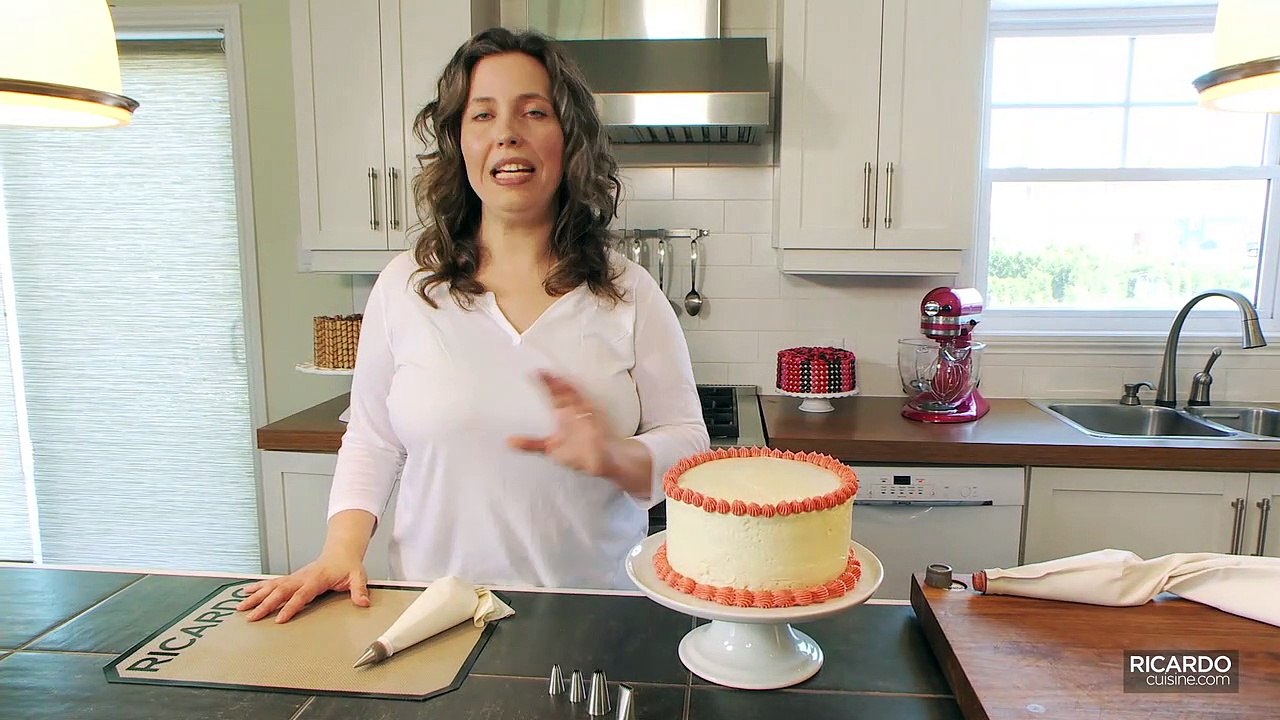 Baking 101 : Decorating a Cake