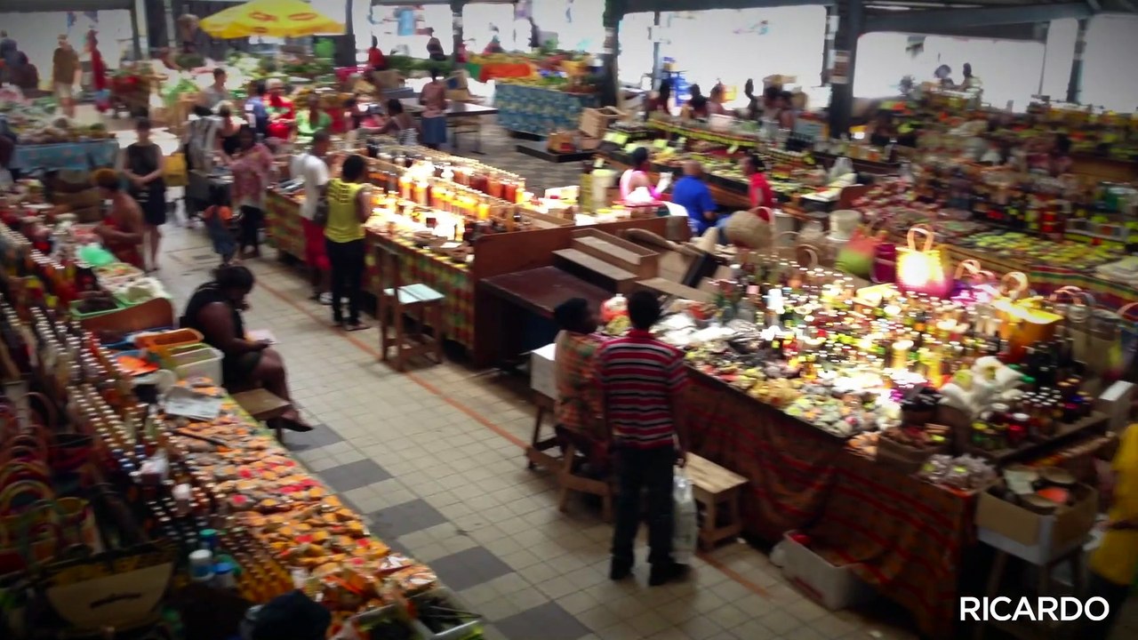 Marché de Fort-de-France : épices pour la sauce chien