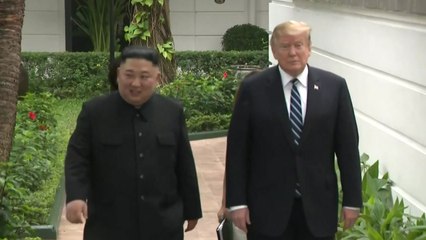 [북미정상회담 현장영상] 북미 정상, 미소 지으며 정원 산책 / YTN