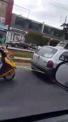 Accidente de joven en moto en calles de Nezahualcoyotl