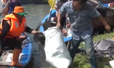 1,5 Ton Sampah Dibersihkan dari Muara Kali Blencong