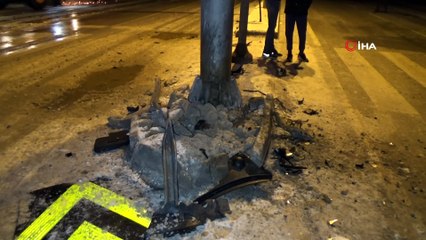 Kaza sonrası alev topuna dönen otomobildeki iki kişi son anda kurtarıldı