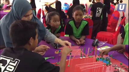 Enam anak muda dekati anak Orang Asli